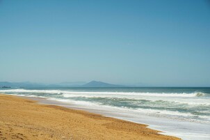 Una playa cerca, surf