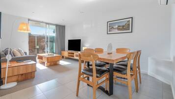 Apartment, 2 Schlafzimmer, Erdgeschoss | Essbereich im Zimmer