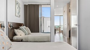 Penthouse, 2 slaapkamers, uitzicht op zee | Een kluis op de kamer, een bureau, verduisterende gordijnen