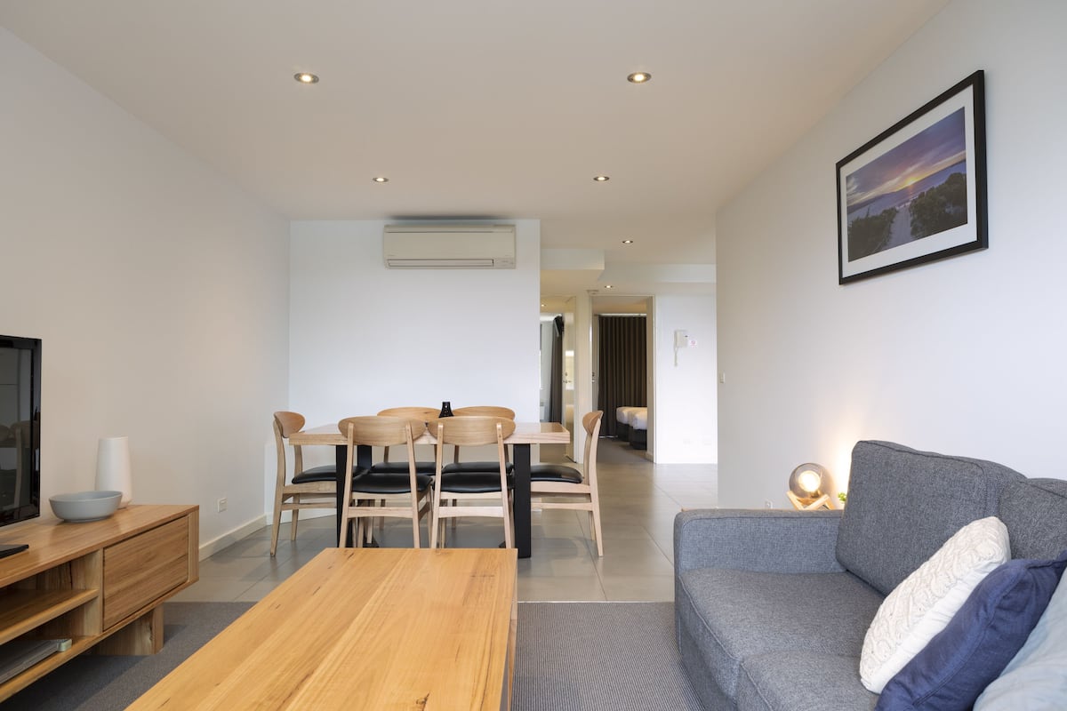 Apartamento, 2 habitaciones, planta baja | Zona de estar | Una televisión de plasma, Netflix, un reproductor de DVD