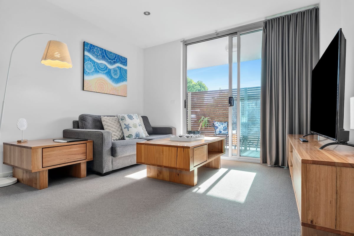 Căn hộ, 2 phòng ngủ, tầng trệt | Khu phòng khách | TV plasma, Netflix, đầu đĩa DVD, dịch vụ stream