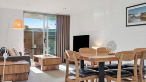 Appartement, 2 slaapkamers, op benedenverdieping | Woonruimte | Flatscreentelevisie, Netflix, een dvd-speler en streamingdiensten