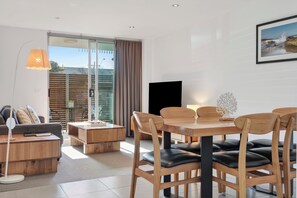 Apartamento, 2 quartos, no piso térreo | Área de estar | TV de tela plana 50 polegadas com canais digitais, TV de plasma, Netflix