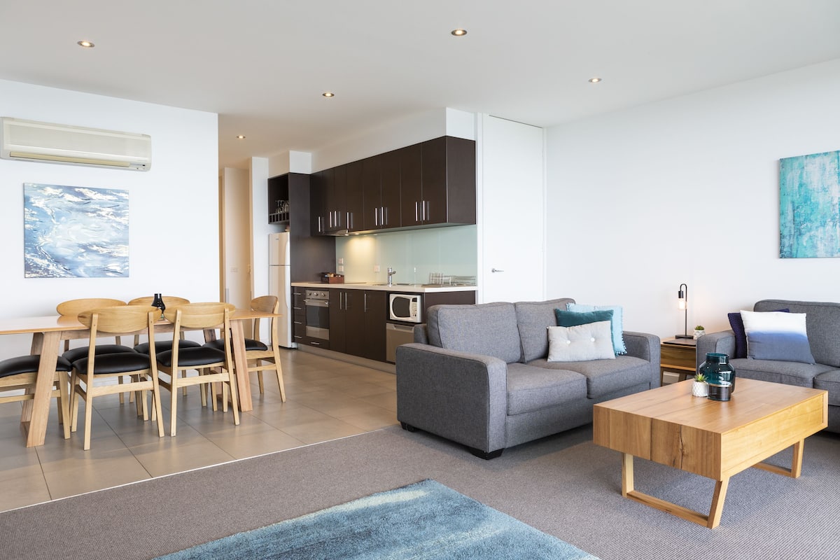 Ático, 2 habitaciones, vistas al mar | Zona de estar | Una televisión de plasma, Netflix, un reproductor de DVD