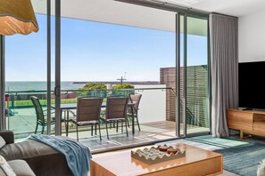 Penthouse, 2 habitaciones, vista al océano | Área de sala de estar | Televisión de plasma, Netflix y reproductor de DVD 
