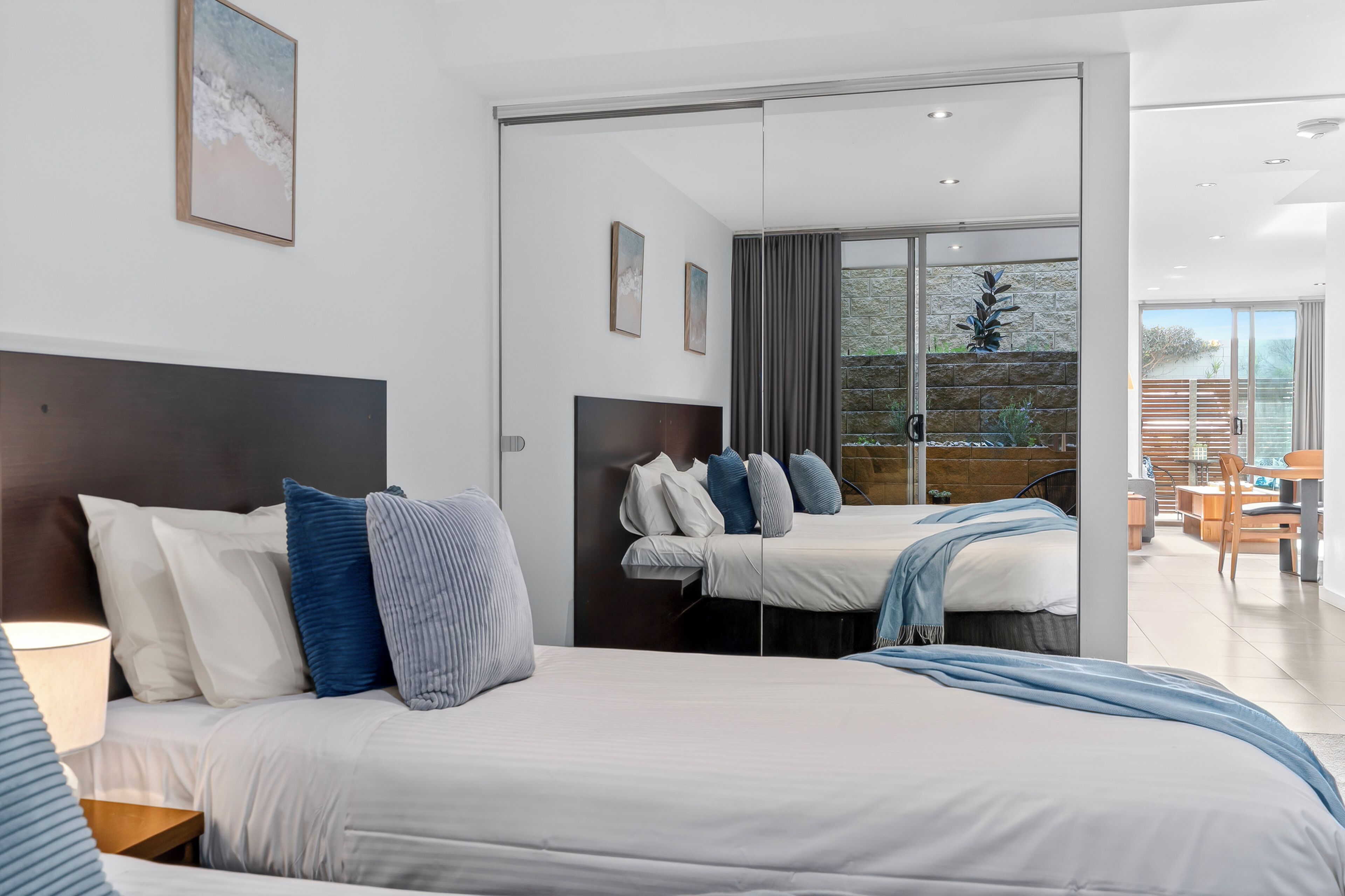 Leilighet, 2 soverom, 1. etasje | Safe på rommet, individuelt dekorert, skrivebord og blendingsgardiner