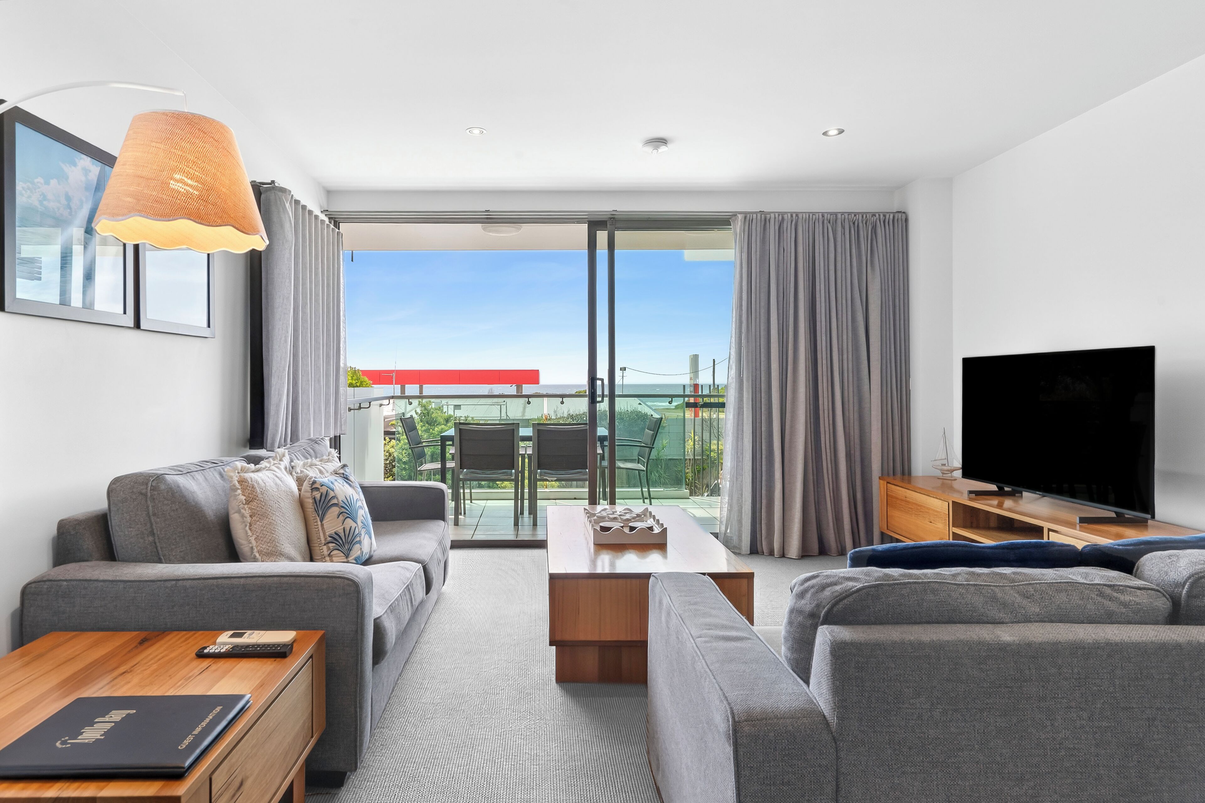 Căn hộ, quang cảnh một góc biển | Khu phòng khách | TV plasma, Netflix, đầu đĩa DVD, dịch vụ stream 