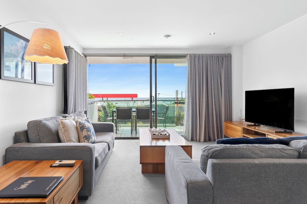 Căn hộ, quang cảnh một góc biển | Khu phòng khách | TV plasma, Netflix, đầu đĩa DVD, dịch vụ stream