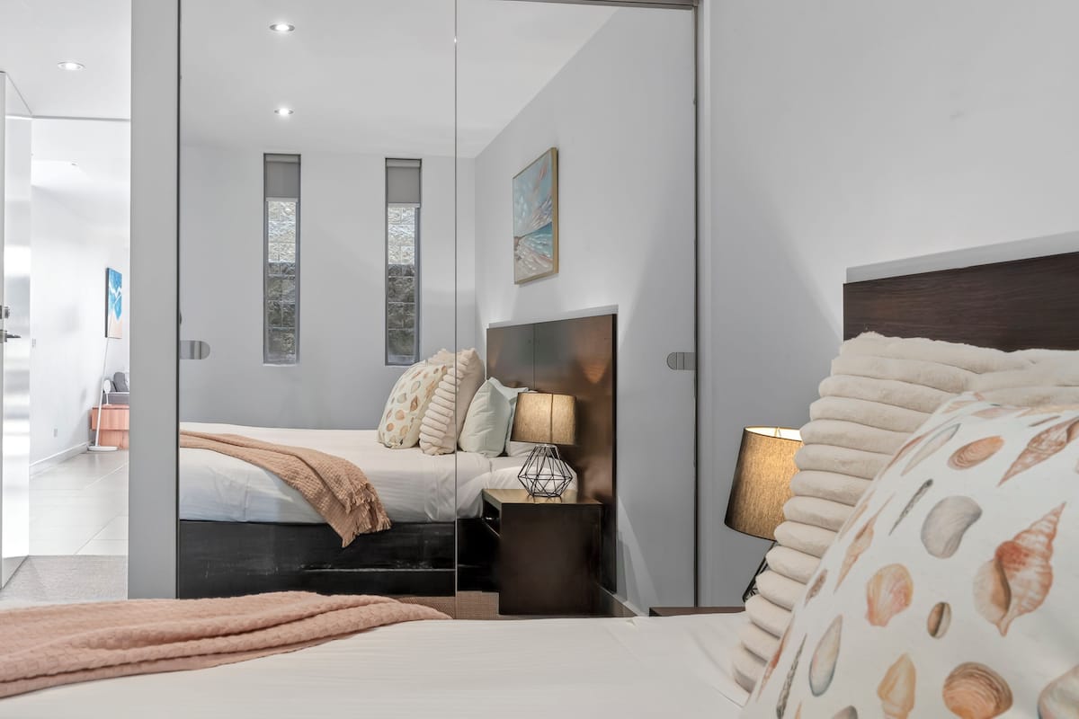 Két bảo mật tại phòng, trang trí khác biệt, bàn, màn/rèm cản sáng