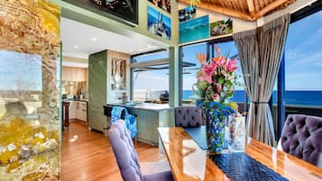 Loft panorâmico | Opções para refeição no quarto