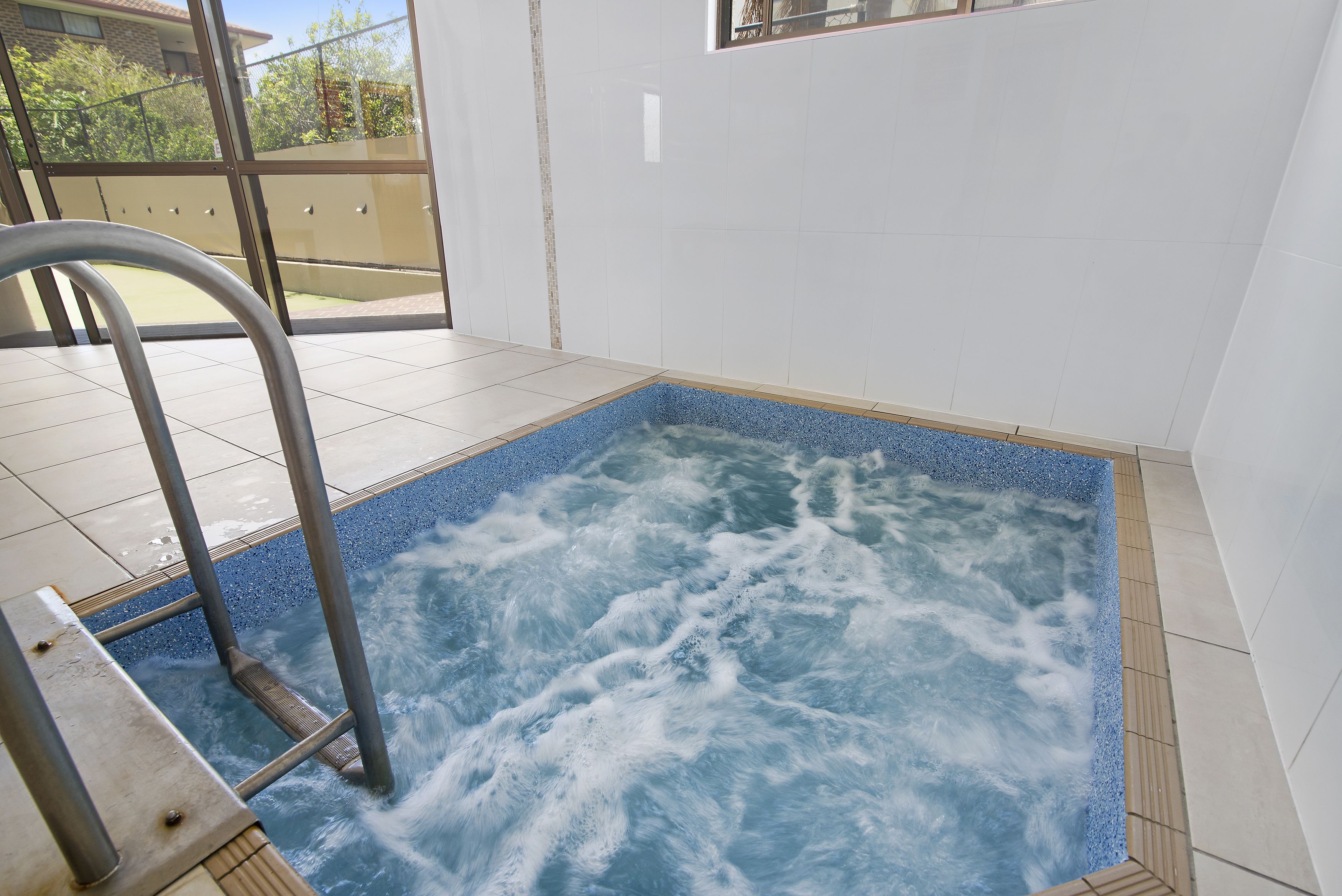 Burleigh Esplanade Apartments — image 2