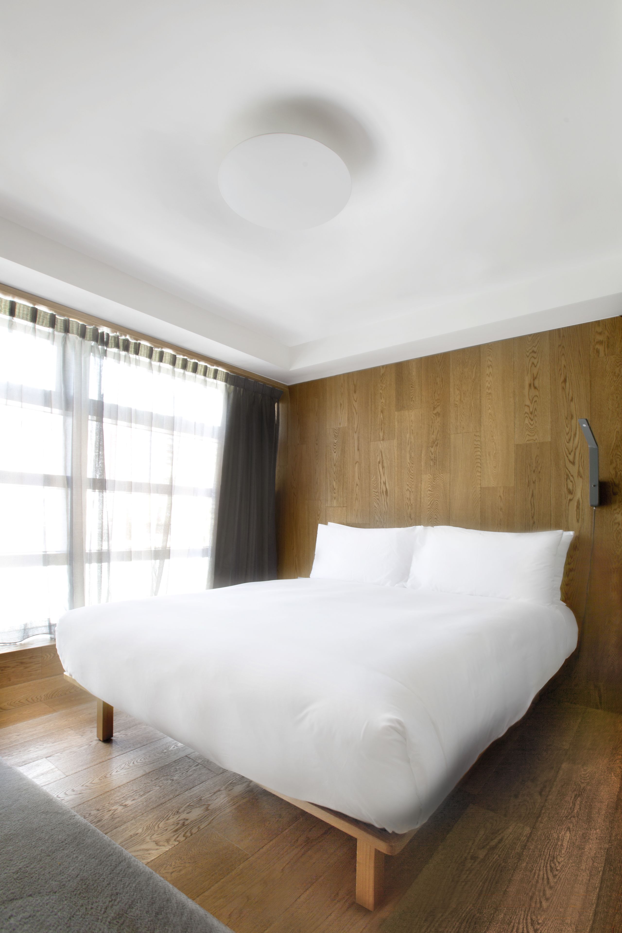 comfort queen room | egyptian cotton sheets, premium bedding, minibar, in-room safe