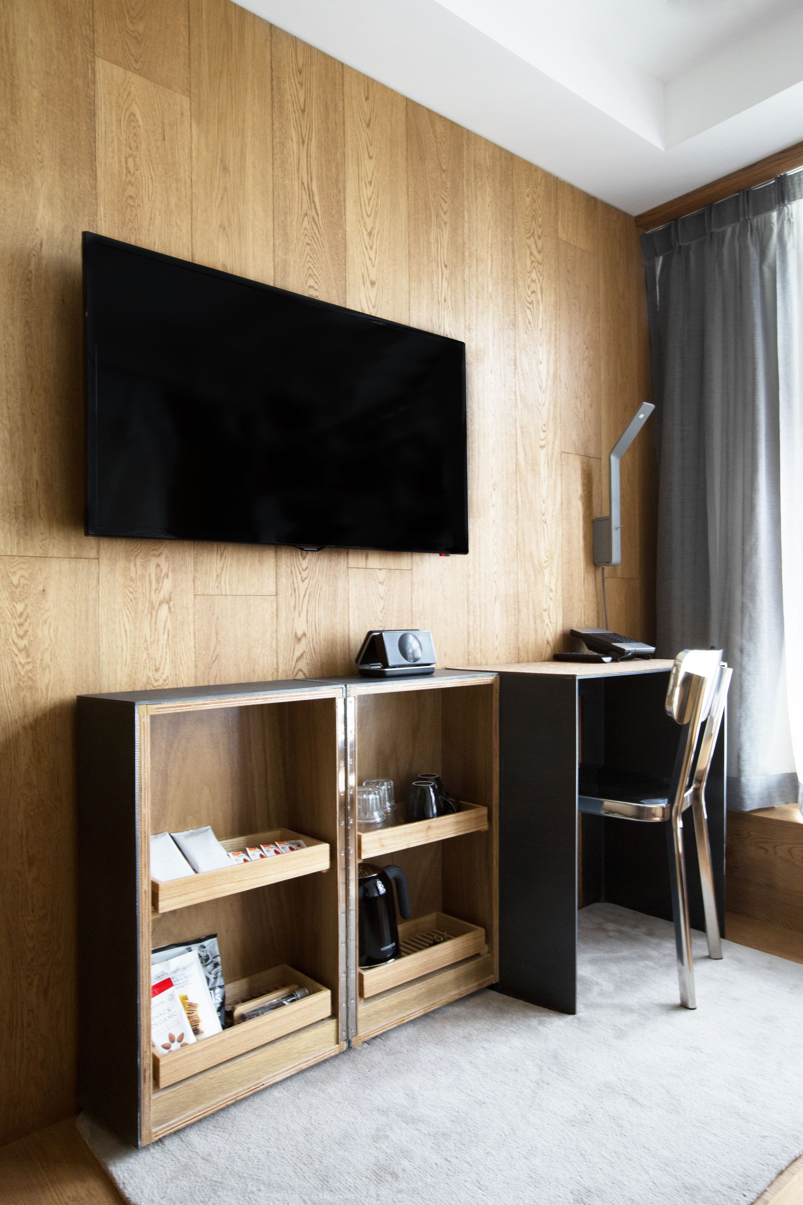 comfort queen room | egyptian cotton sheets, premium bedding, minibar, in-room safe