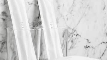Een douche, designer toiletartikelen, een haardroger, pantoffels
