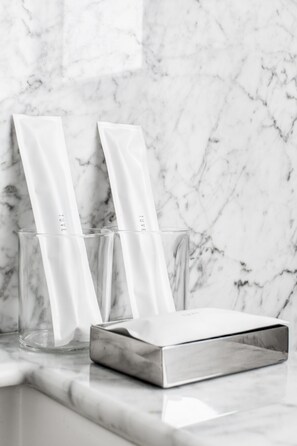 Shower, designer toiletries, hair dryer, slippers - Tuve (Hong Kong)