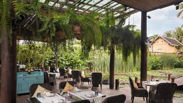 Frukost och lunch serveras, med utsikt mot trÀdgÄrden