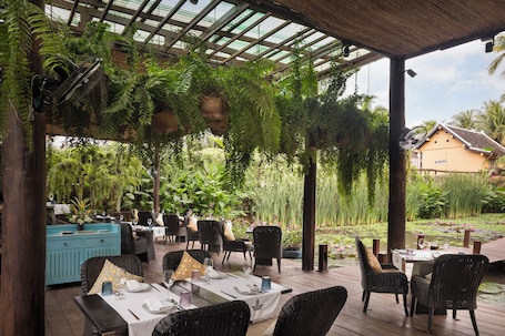 Se sirven desayunos y almuerzos; cocina laosiana; con vista al jardín. Maison Dalabua