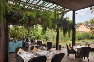 Se sirven desayunos y almuerzos; cocina laosiana; con vista al jardín