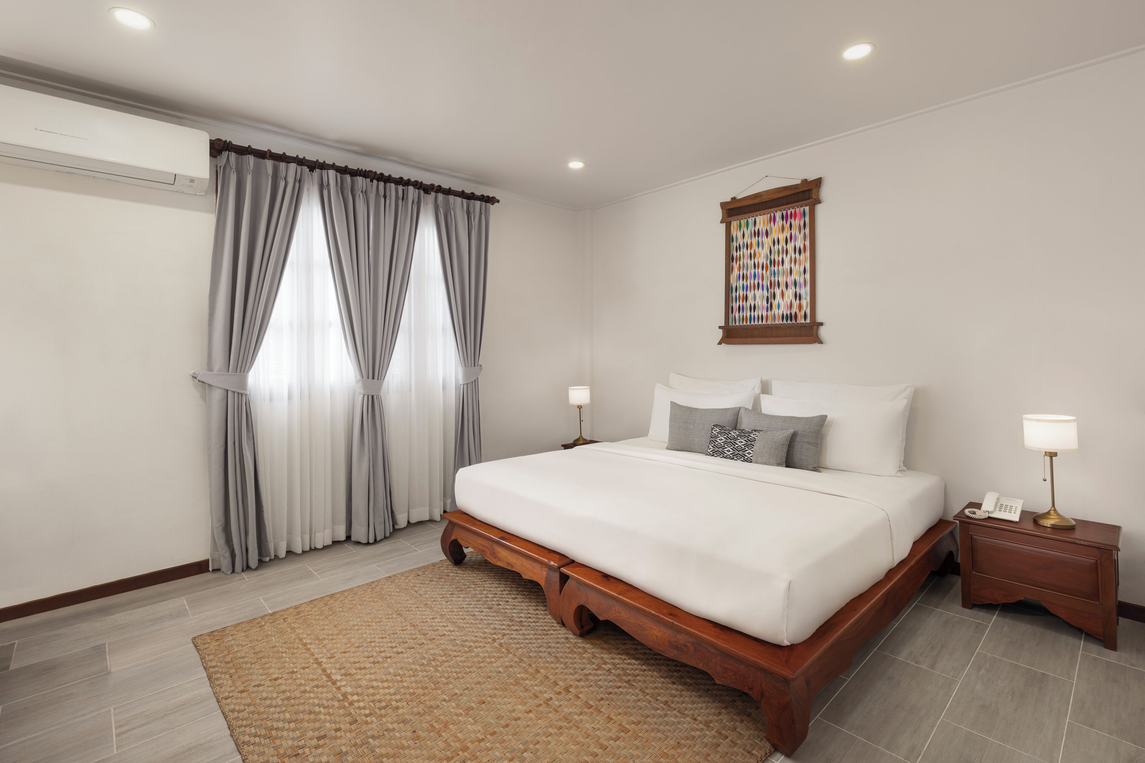 Rom – classic | Minibar, safe på rommet, skrivebord og blendingsgardiner