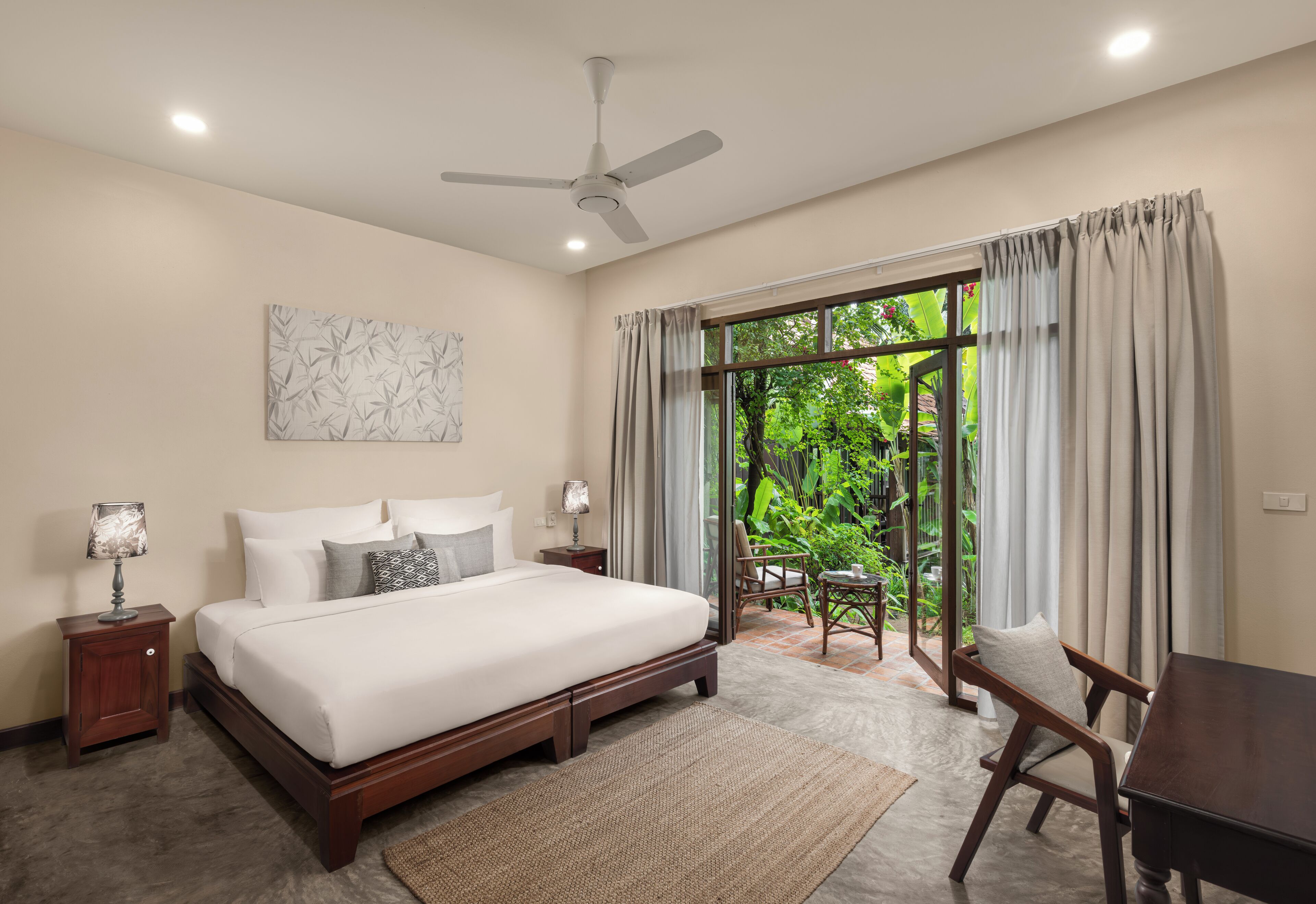 Grand Deluxe Room | Minibar, safe på rommet, skrivebord og blendingsgardiner