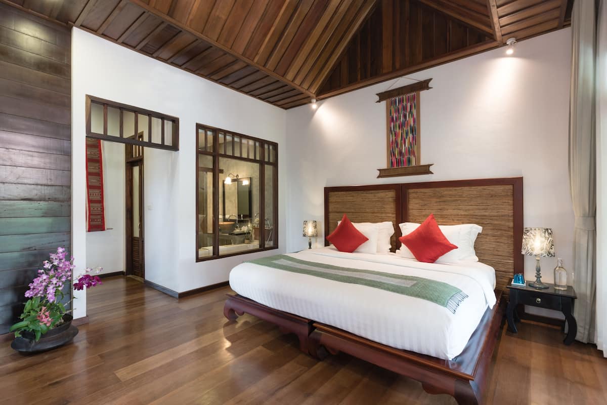 Grand Deluxe Heritage Room | Minibar, in-room safe, desk, blackout drapes