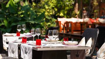 Petit déjeuner, déjeuner et dîner servis sur place, vue sur le jardin