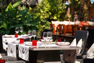 Se sirven desayunos y almuerzos; cocina laosiana; con vista al jardín