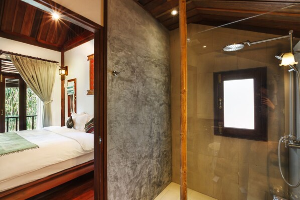 Un dormitorio con cama, ducha y ventana.