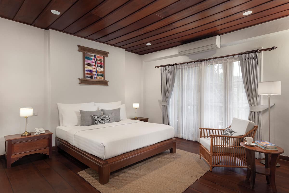 Grand Deluxe Heritage Room | Minibar, safe på rommet, skrivebord og blendingsgardiner