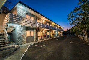 Front of property - evening/night - Claudelands Motel (Hamilton)