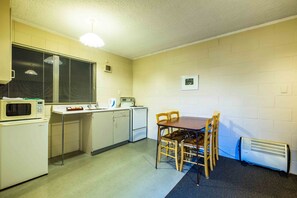 Apartment, 2 Bedrooms | In-room dining - Claudelands Motel (Hamilton)