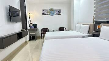 Family Room, 2 Queen Beds | 1 bedroom, minibar, in-room safe, desk