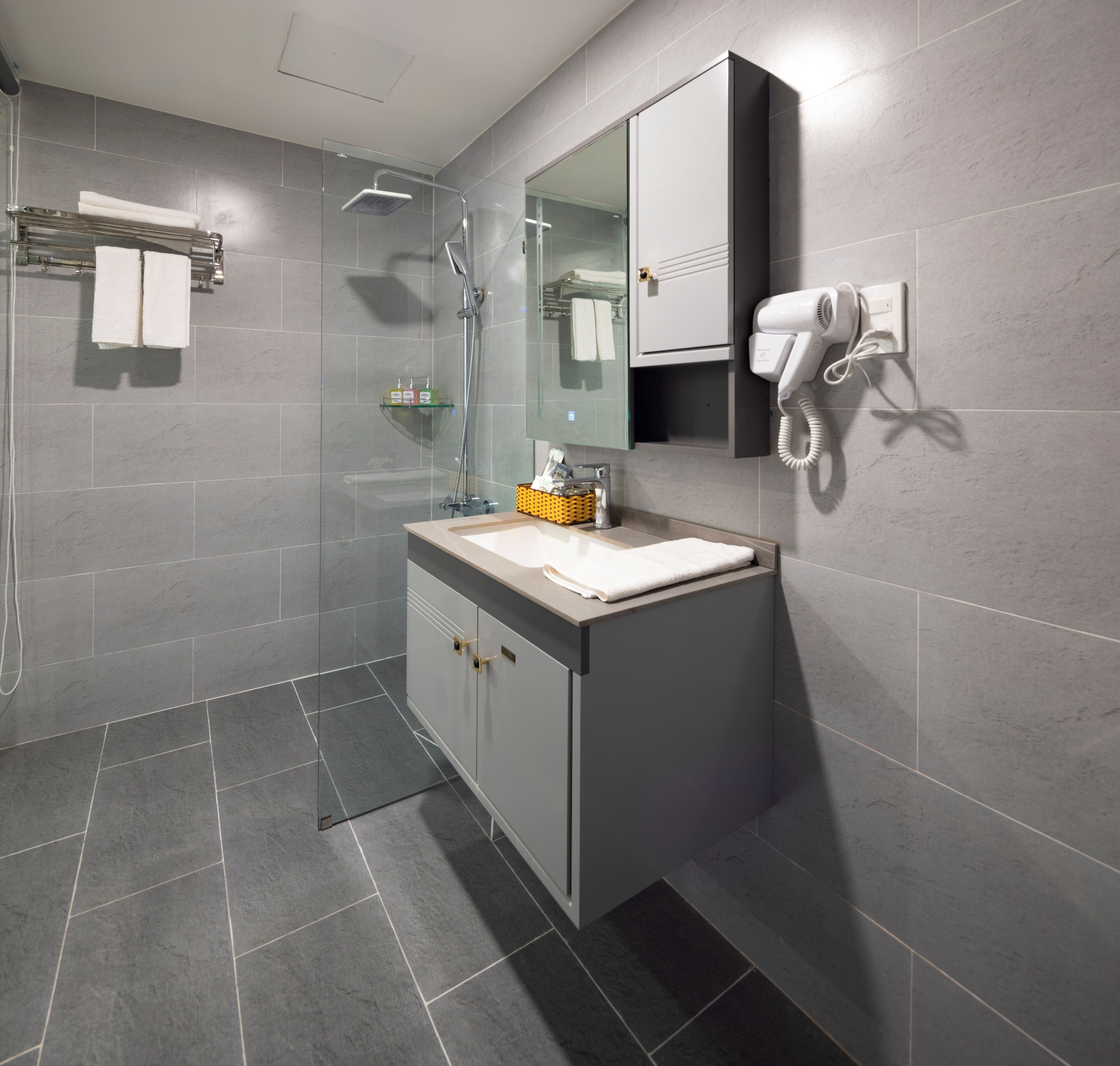 Premier Double Room | Bathroom | Free toiletries, hair dryer, slippers, towels
