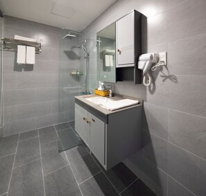 Chambre Premier double | Salle de bain | Articles de toilette (gratuits), séchoir à cheveux, pantoufles