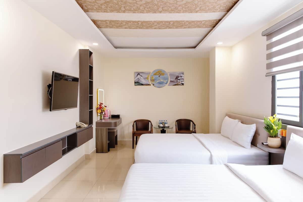 Phòng dành cho gia đình, 2 giường cỡ queen | Minibar, két bảo mật tại phòng, bàn, phòng cách âm 