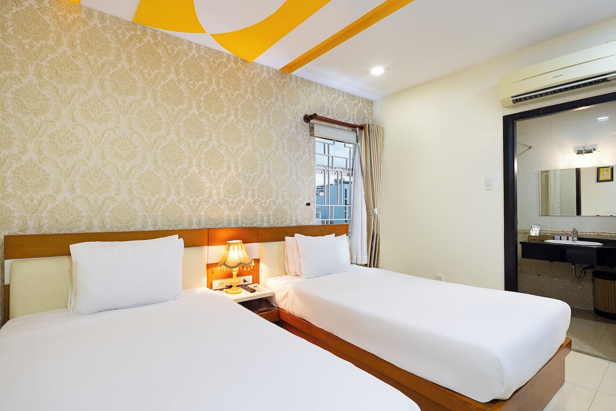 Deluxe Room | 1 bedroom, minibar, in-room safe, desk