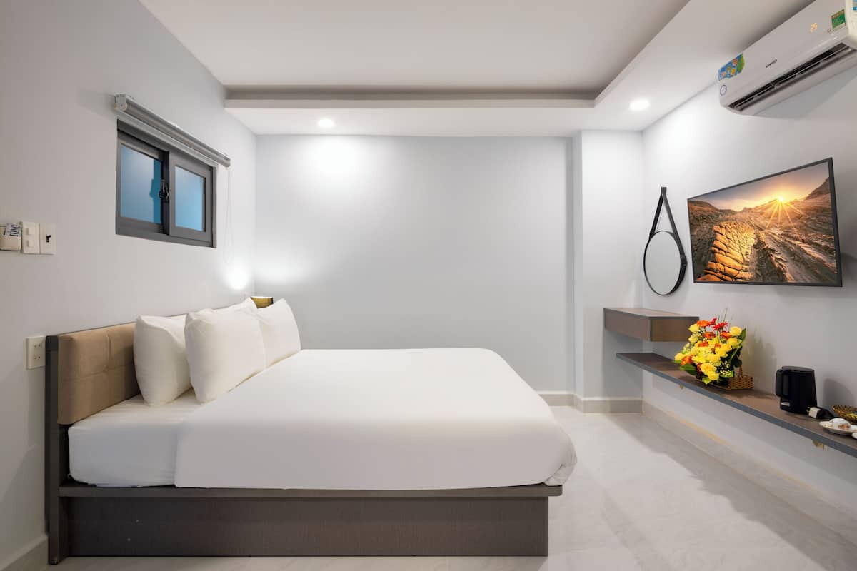 Premier Double Room | 1 bedroom, minibar, in-room safe, desk