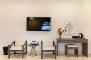 Deluxe Triple Room, City View | Minibar, in-room safe, desk, soundproofing - Boss Palace Hotel (Ho Chi Minh City)