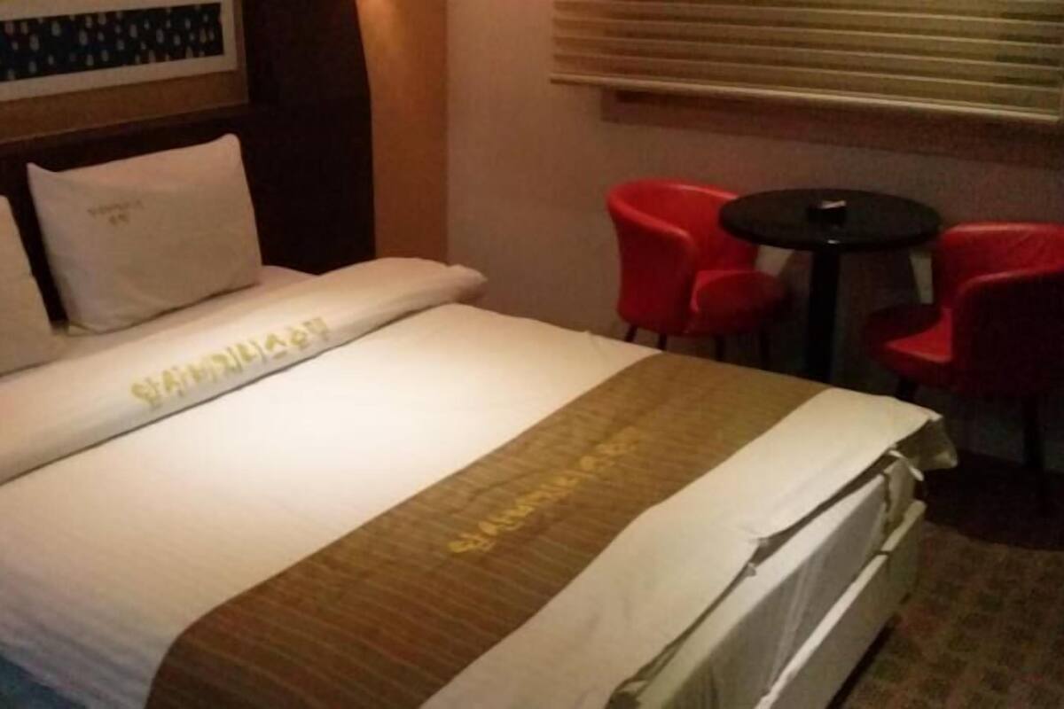 Standard Room (Extra person fee: KRW 10,000) | Desk, rollaway beds (surcharge), WiFi (free)