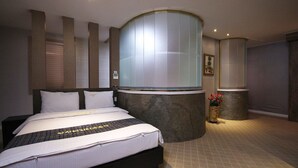 VIP Room (Extra person fee: KRW 10,000) | 办公桌、折叠床/加床（额外收费）、免费 WiFi
