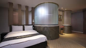 VIP Room (Extra person fee: KRW 10,000) | Desk, rollaway beds, free WiFi