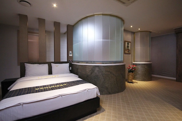 VIP Room (Extra person fee: KRW 10,000) | Escritorio, camas extra y wifi gratis 