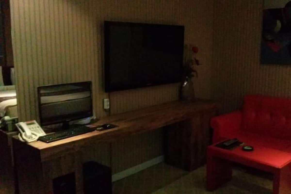 VIP Room (Extra person fee: KRW 10,000) | Desk, rollaway beds (surcharge), WiFi (free)