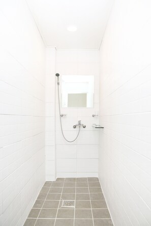 Dusche, Haartrockner, Hausschuhe, Handtücher