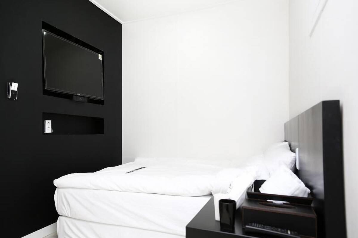 Cortinas blackout, tabla de planchar con plancha y wifi gratis