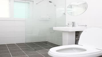 Deluxe Family Room | Badezimmer | Dusche, Haartrockner, Hausschuhe, Handtücher