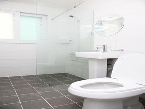 Deluxe Family Room | Badeværelse | Bruser, hårtørrer, hjemmesko, håndklæder