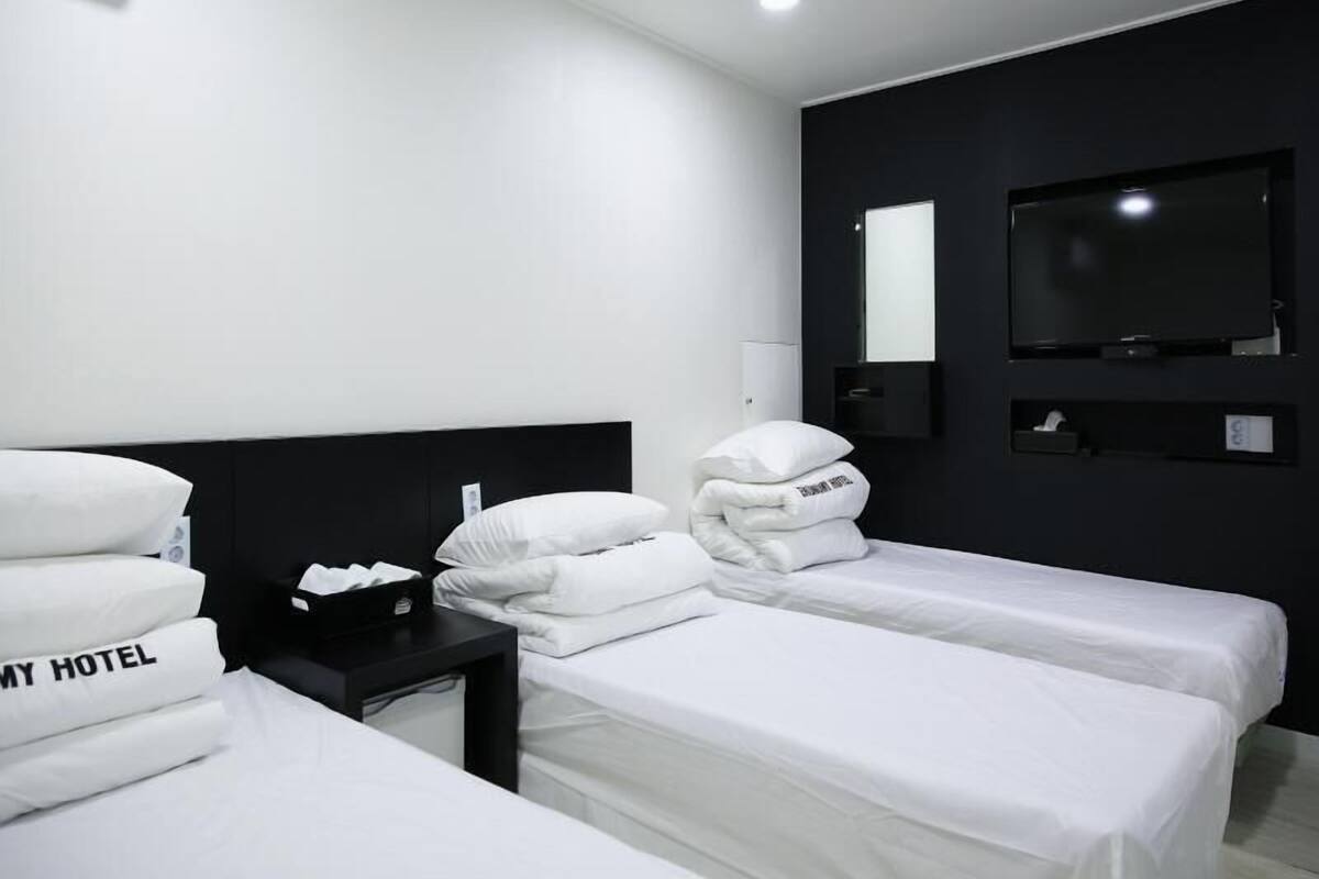 Cortinas blackout, tabla de planchar con plancha y wifi gratis