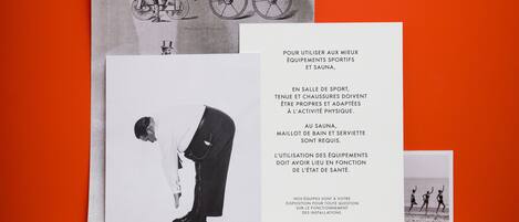 Une collection d’illustrations de bicyclettes anciennes est exposée sur une étagère en bois, avec une feuille explicative, le tout sur un fond orange.
