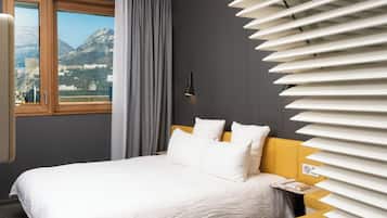 Habitación Classic con vistas a la montaña con autoservicio de aperitivos y bebidas en el Club | Ropa de cama de alta calidad, edredones de plumas, caja fuerte